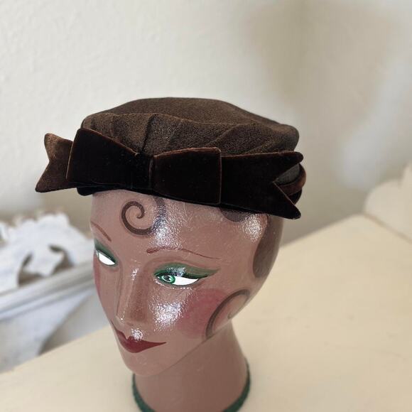 Bettine Joseph Horne Co Pittsburgh Brown Velvet Hat 1950s Bow Detail Lace Lining - Picture 1 of 3